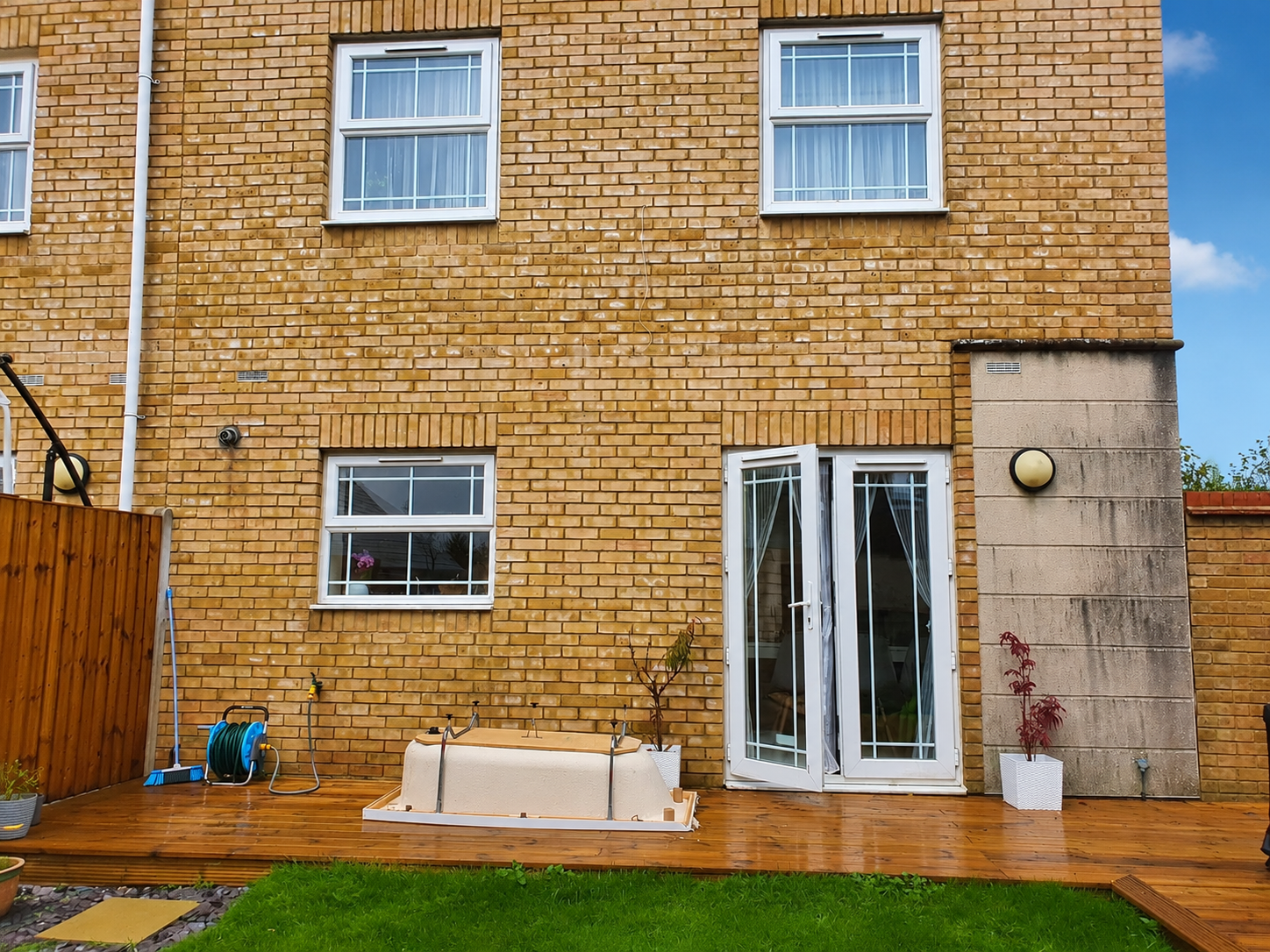 Rear house extension with a covered terrace